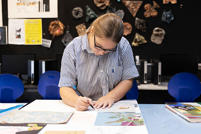 Macleans College student drawing in an art class
